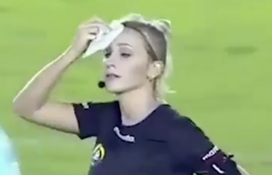 動画 エクアドルリーグの女性審判が美人すぎると話題 名前やプロフは サッカーの試合中にカードを出すふりをしてハンカチで汗を拭く Tanoseek